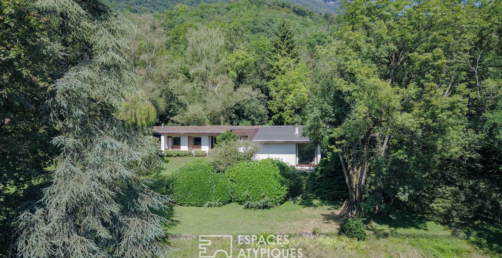 Avant-garde architect-designed house on the foothills of Chartreuse