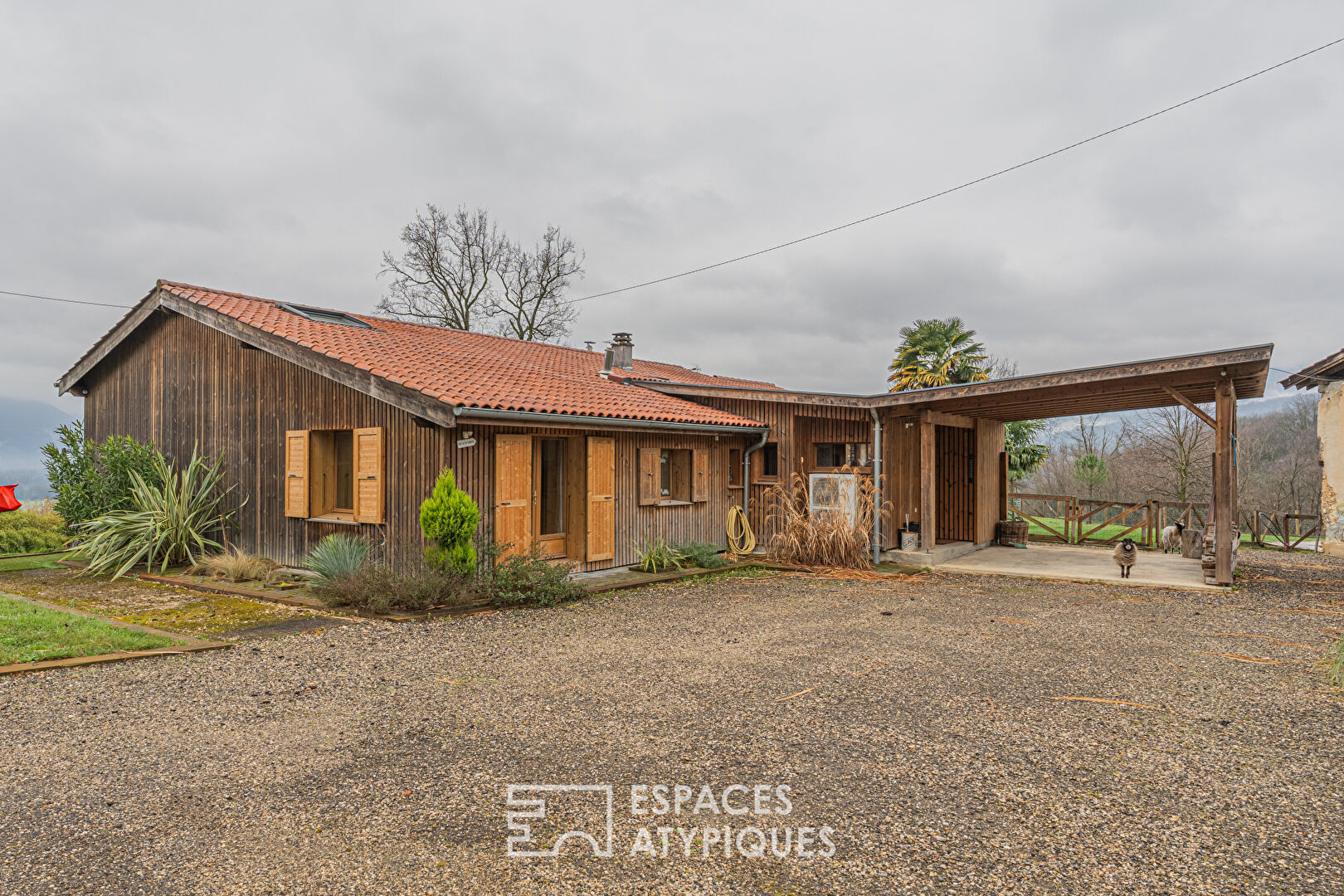 Maison bois à la vue panoramique, avec piscine