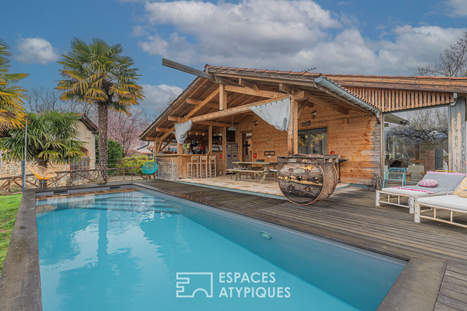 Wooden house with panoramic view, with swimming pool