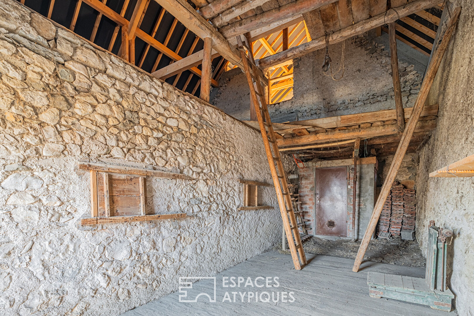 Old renovated farm and its barn to be redesigned on the Plateau des Petites Roches