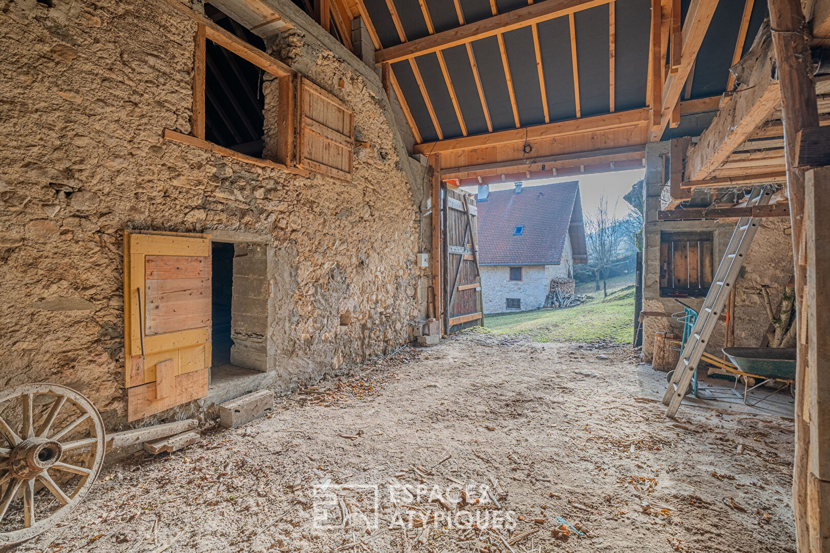 Ancienne ferme rénovée et sa grange à repenser sur le Plateau des Petites Roches