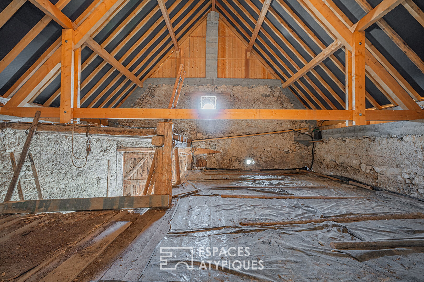 Ancienne ferme rénovée et sa grange à repenser sur le Plateau des Petites Roches