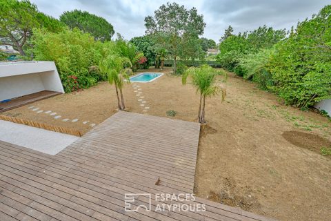 Superb renovated villa with large garden, swimming pool and pool house