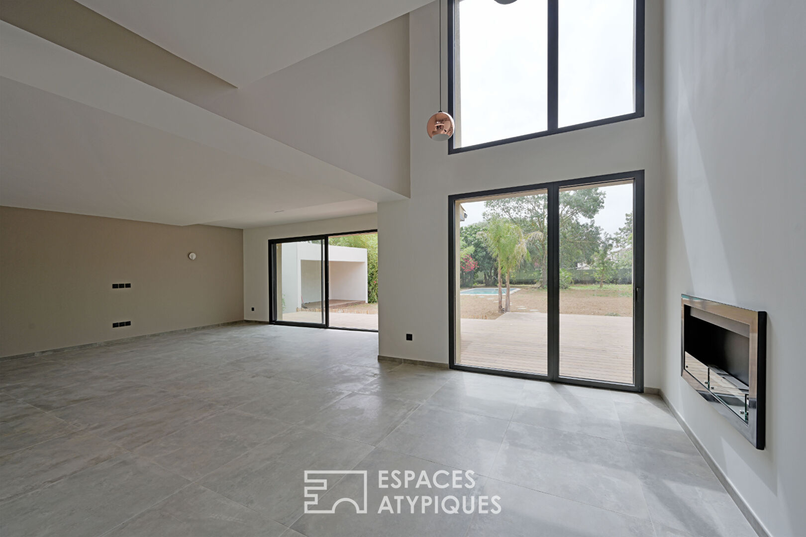 Superb renovated villa with large garden, swimming pool and pool house