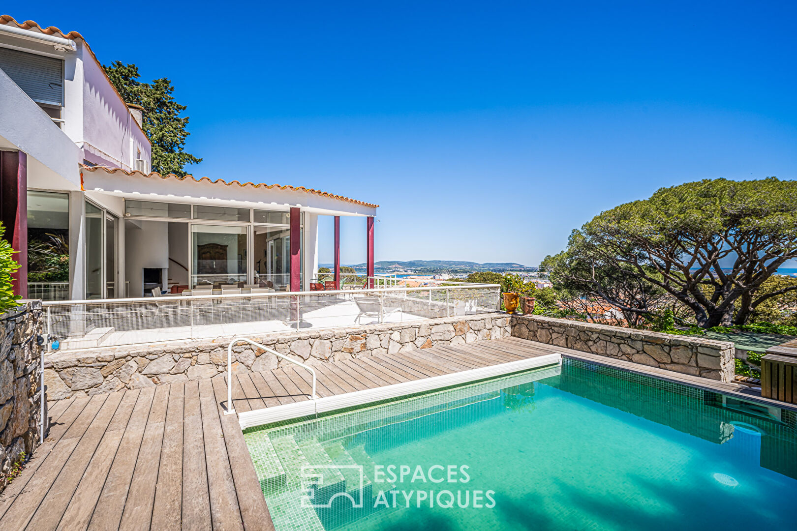 Villa ouverte avec vue sur la mer et la côte