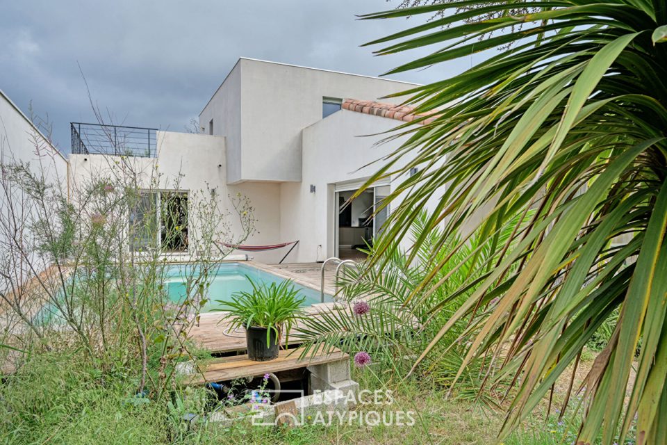 Maison contemporaine  avec piscine et terrasse tropézienne
