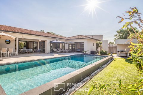 Modern single storey villa, just a few steps from the beach.