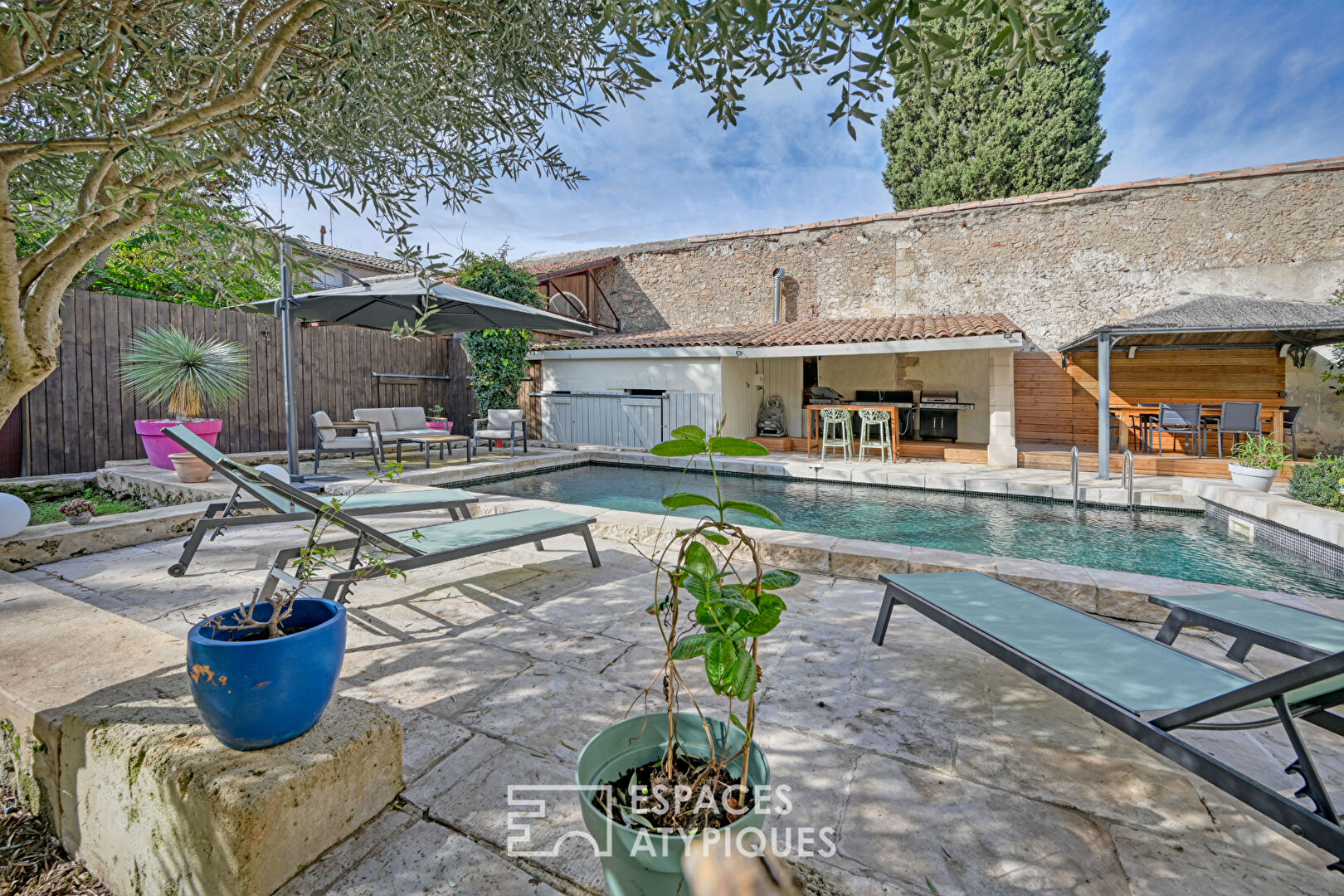 Ancienne distillerie rénovée avec piscine et jardin