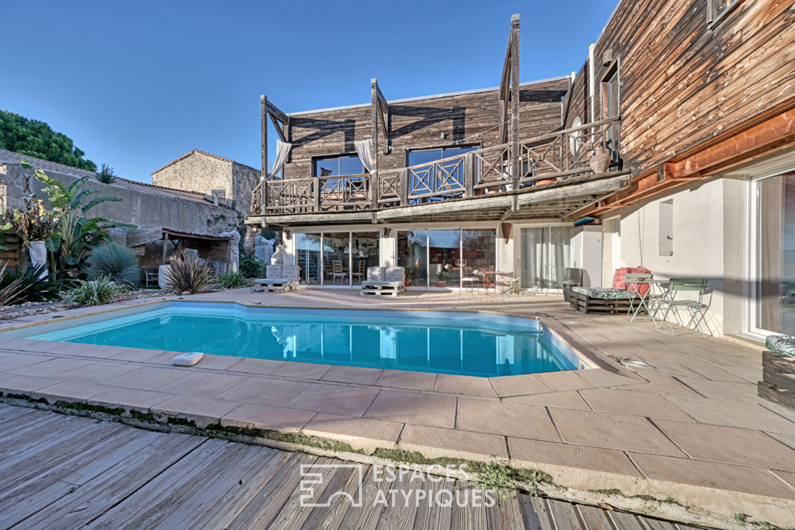 Ensemble immobilier unique avec spa et piscine