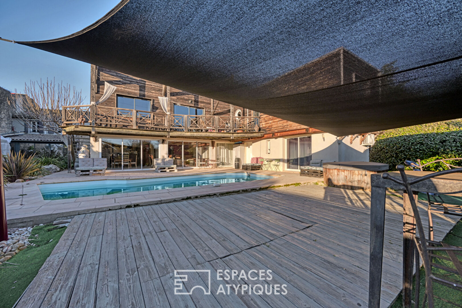 Ensemble immobilier unique avec spa et piscine