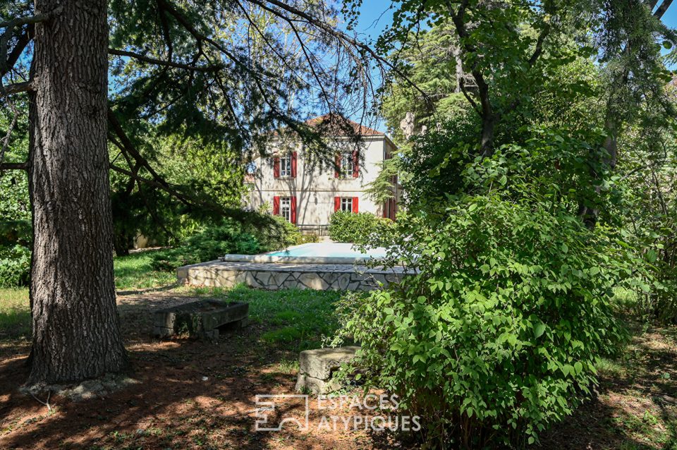 Maison bourgeoise et son parc arboré avec vastes dépendances