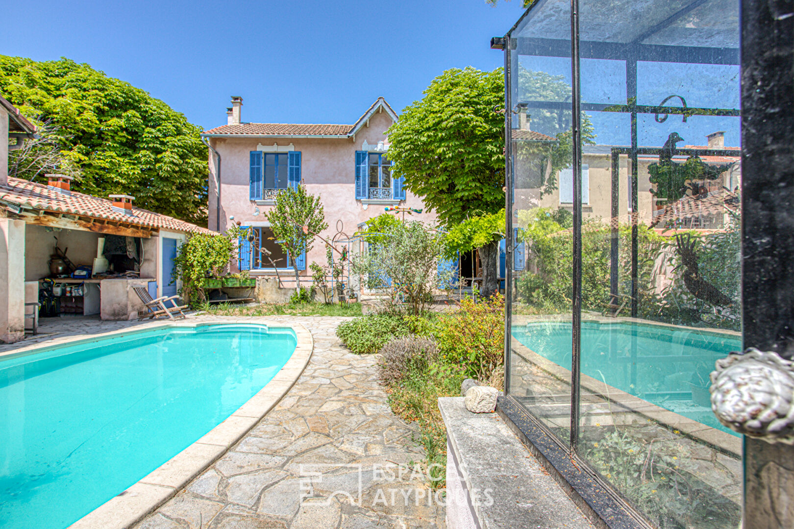 1930s townhouse with garden and swimming pool