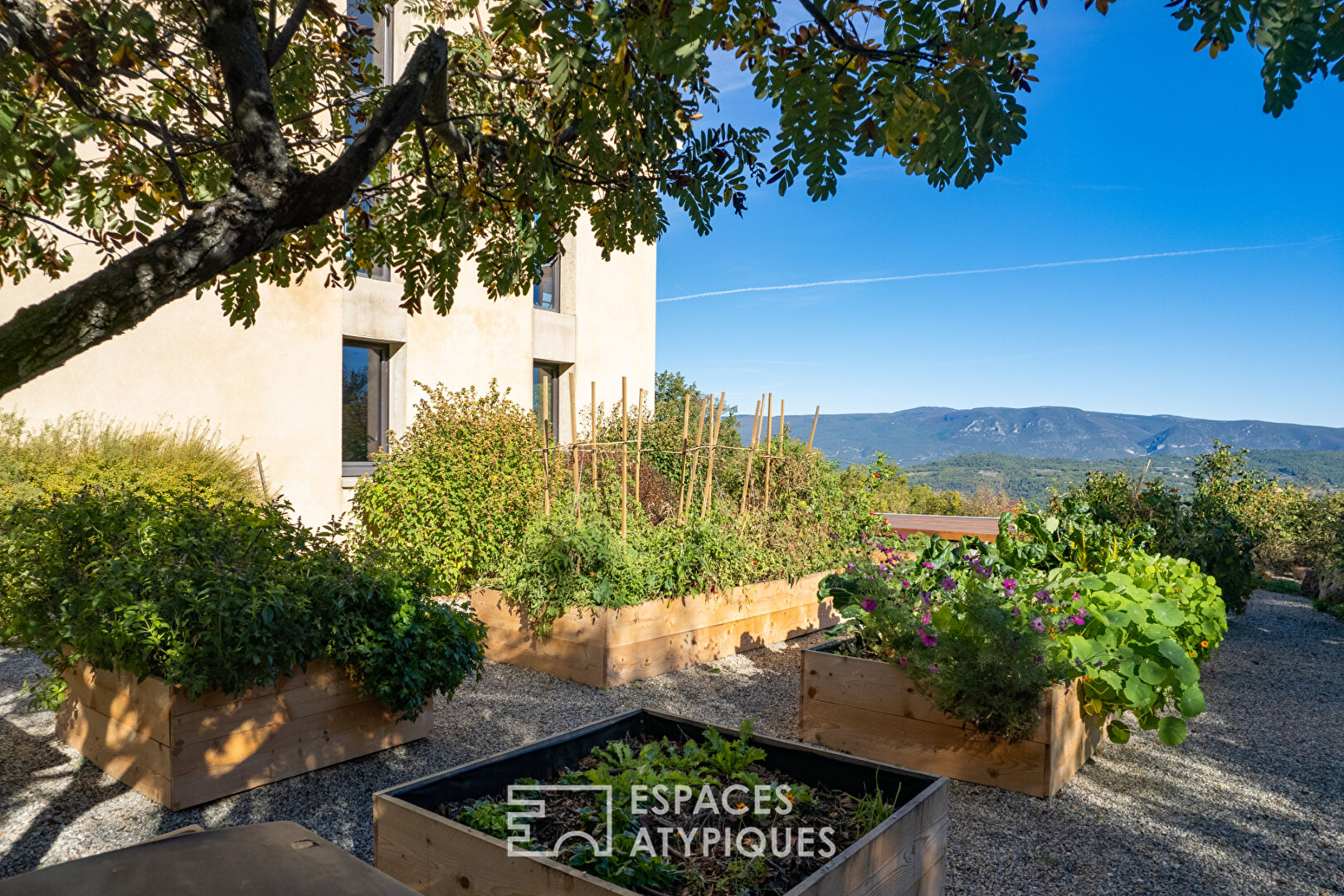 Écrin contemporain au coeur du Luberon avec vue panoramique