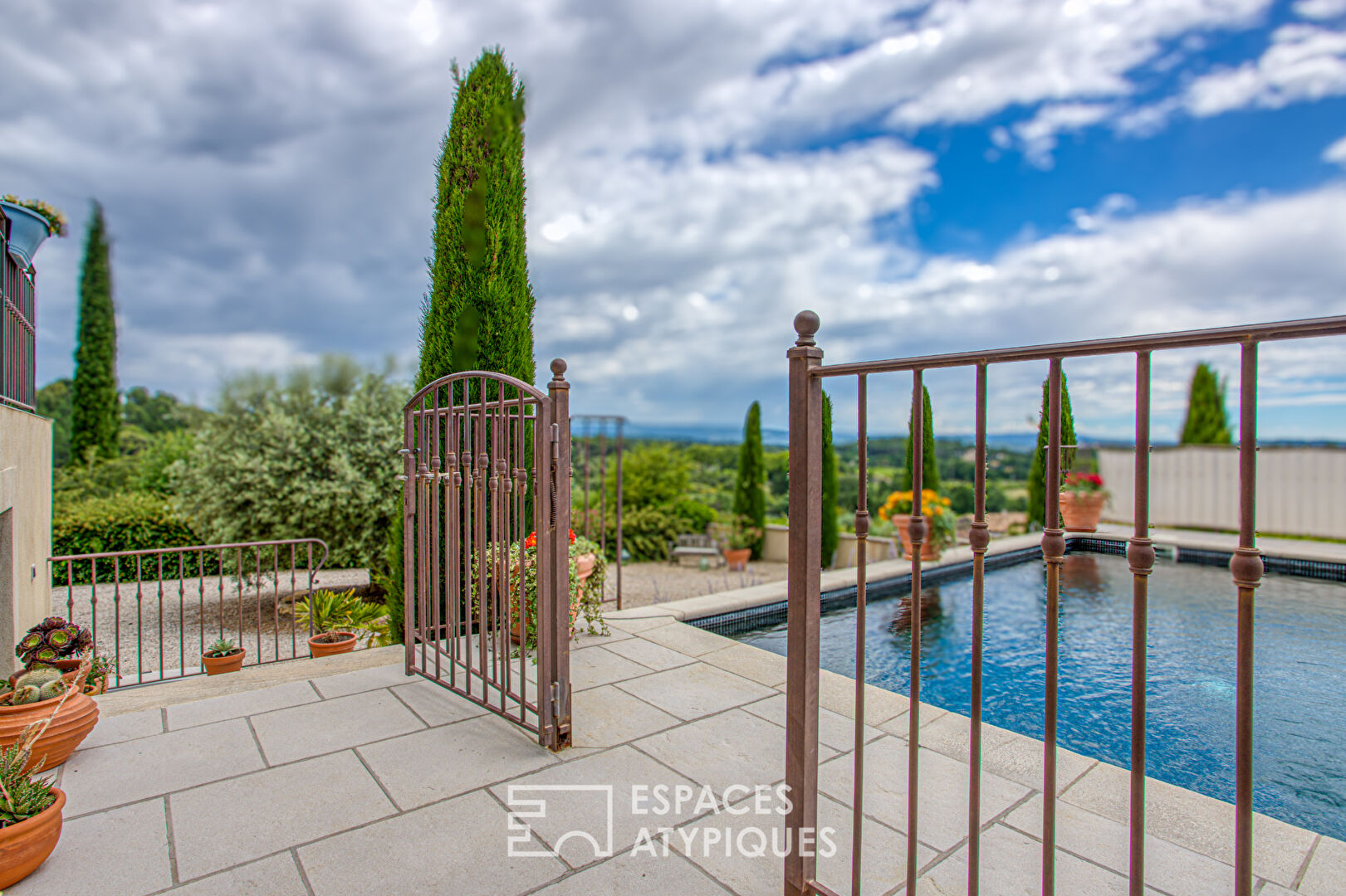 Spacieuse maison avec piscine et sa vue panoramique