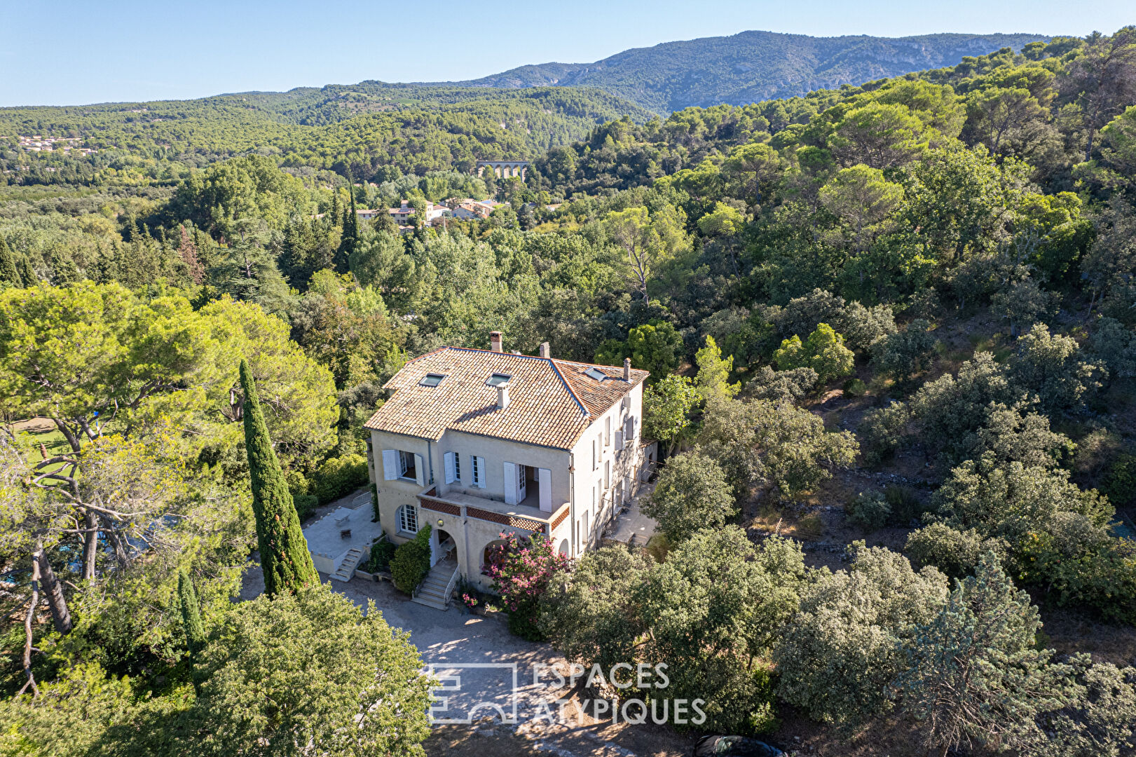 Villa of timeless elegance overlooking the Sorgue