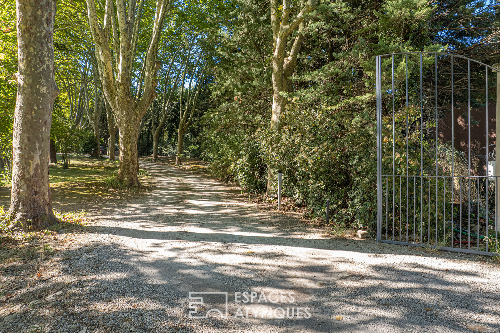 Villa of timeless elegance overlooking the Sorgue