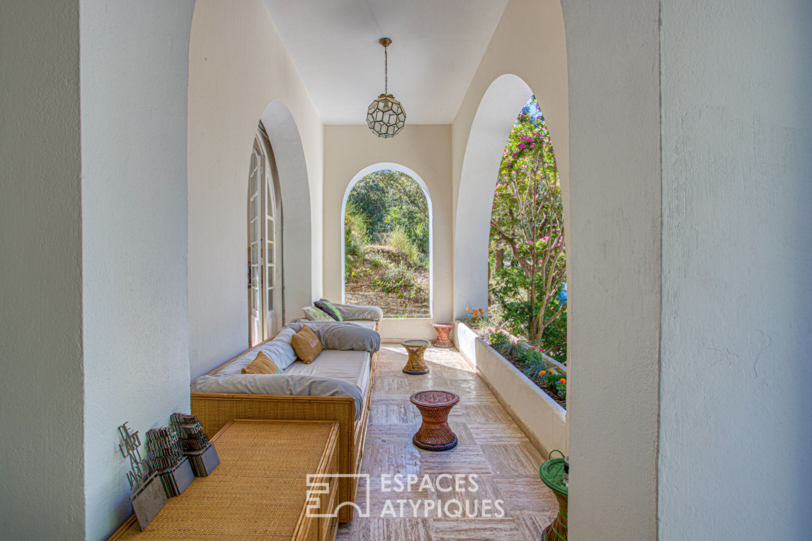 Villa of timeless elegance overlooking the Sorgue