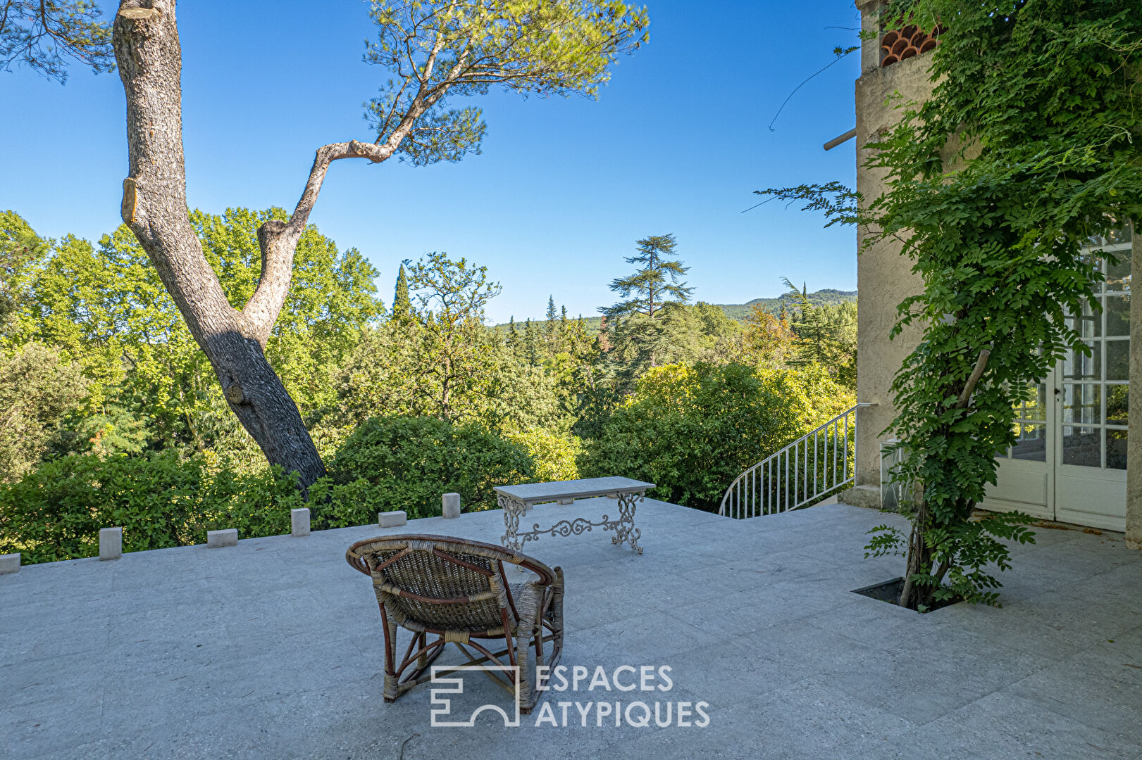 Villa of timeless elegance overlooking the Sorgue