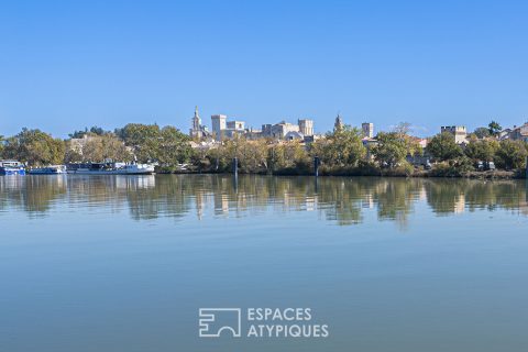 Péniche d’artiste et sa somptueuse vue sur le Palais des Papes