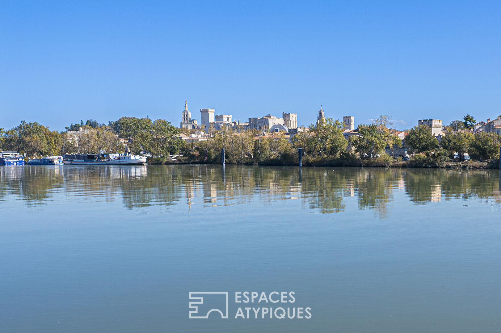 Péniche d’artiste et sa somptueuse vue sur le Palais des Papes