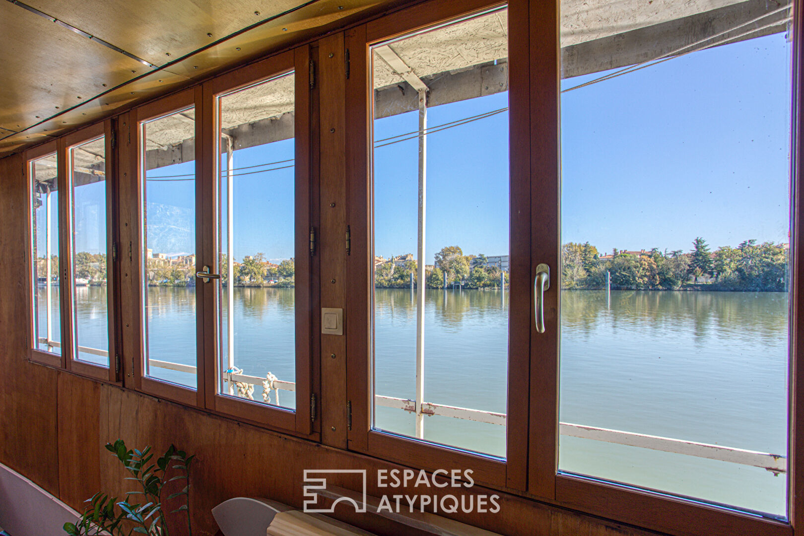 Péniche d’artiste et sa somptueuse vue sur le Palais des Papes