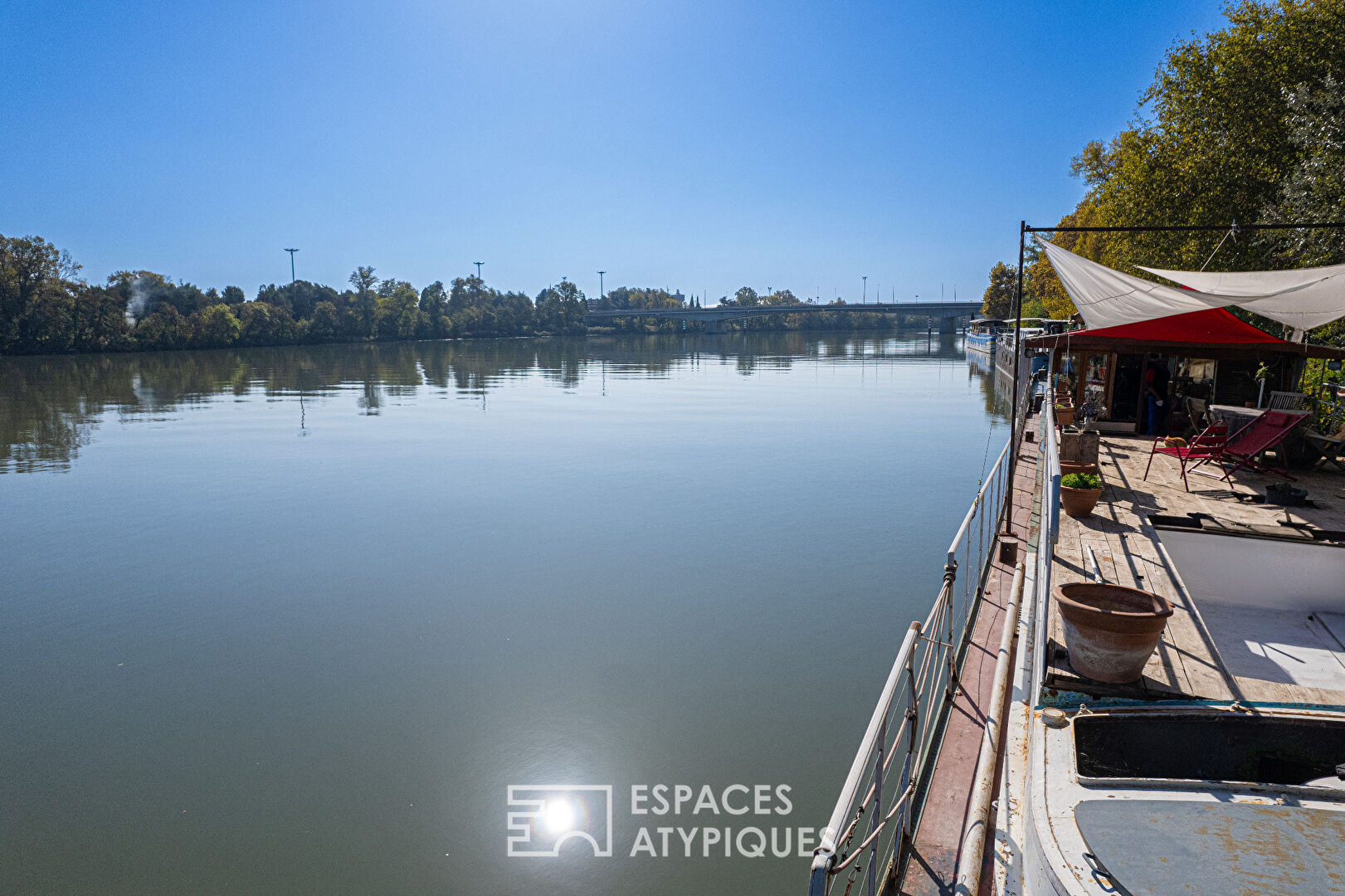 Péniche d’artiste et sa somptueuse vue sur le Palais des Papes