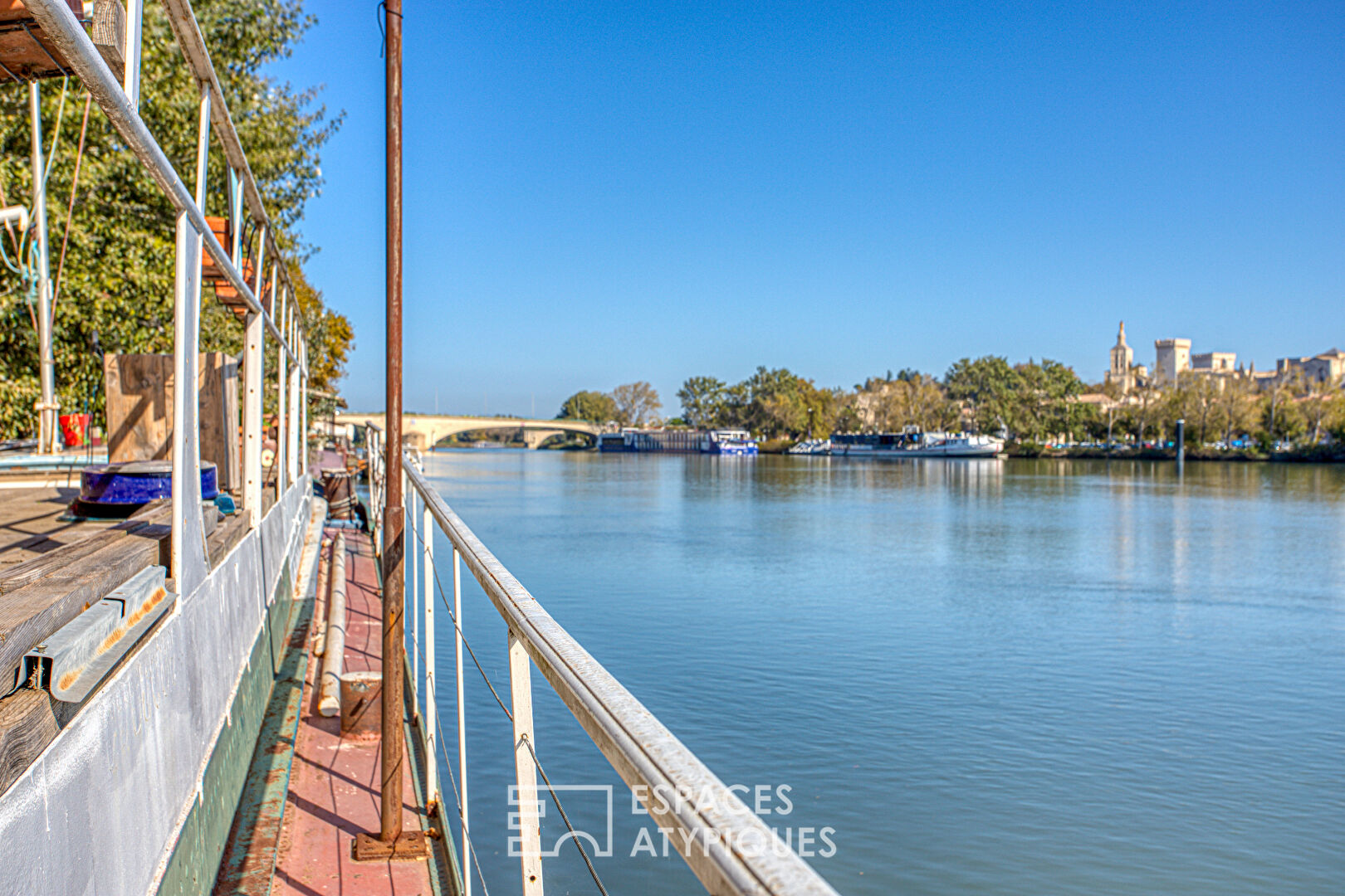 Péniche d’artiste et sa somptueuse vue sur le Palais des Papes