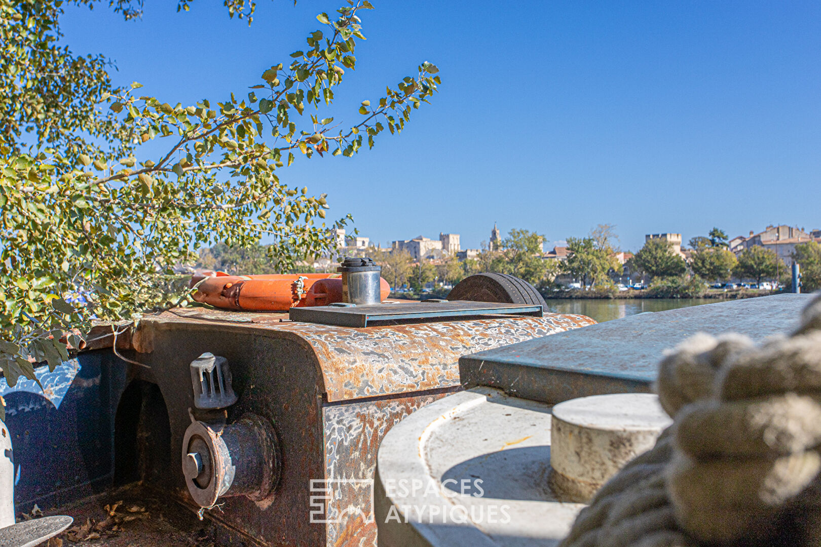 Péniche d’artiste et sa somptueuse vue sur le Palais des Papes