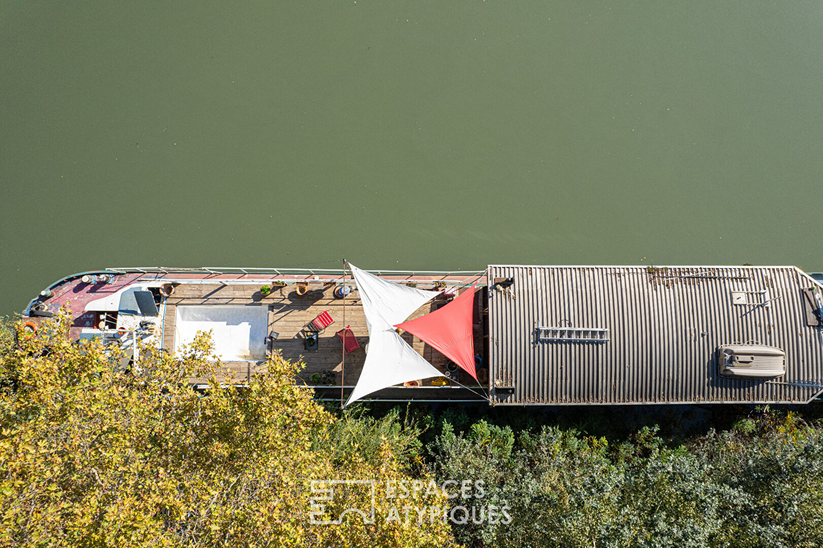 Péniche d’artiste et sa somptueuse vue sur le Palais des Papes