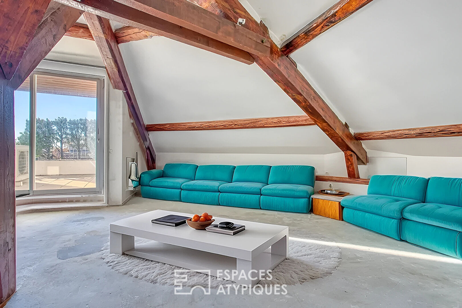 Exceptional apartment to renovate with its rooftop in a popular area