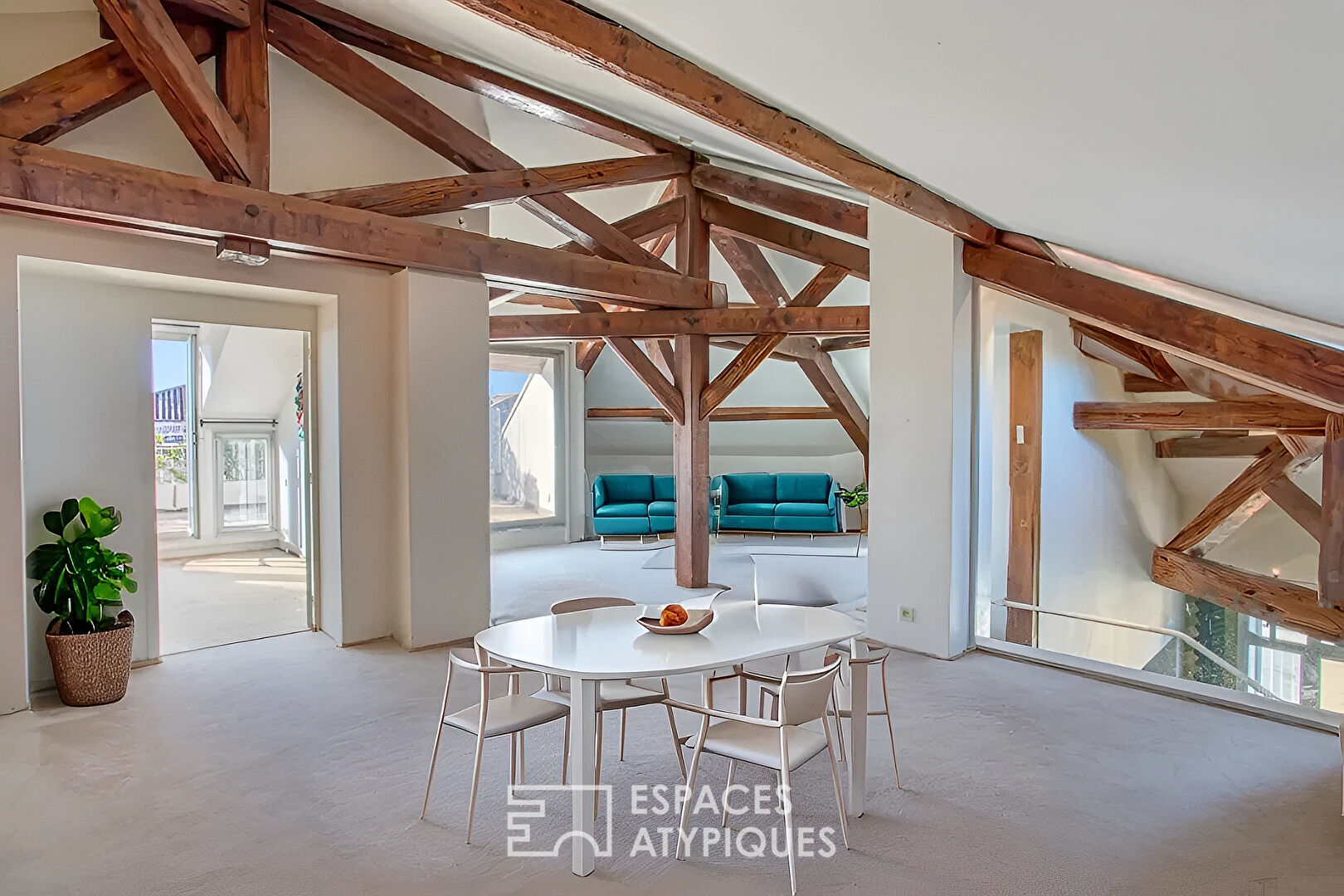 Exceptional apartment to renovate with its rooftop in a popular area