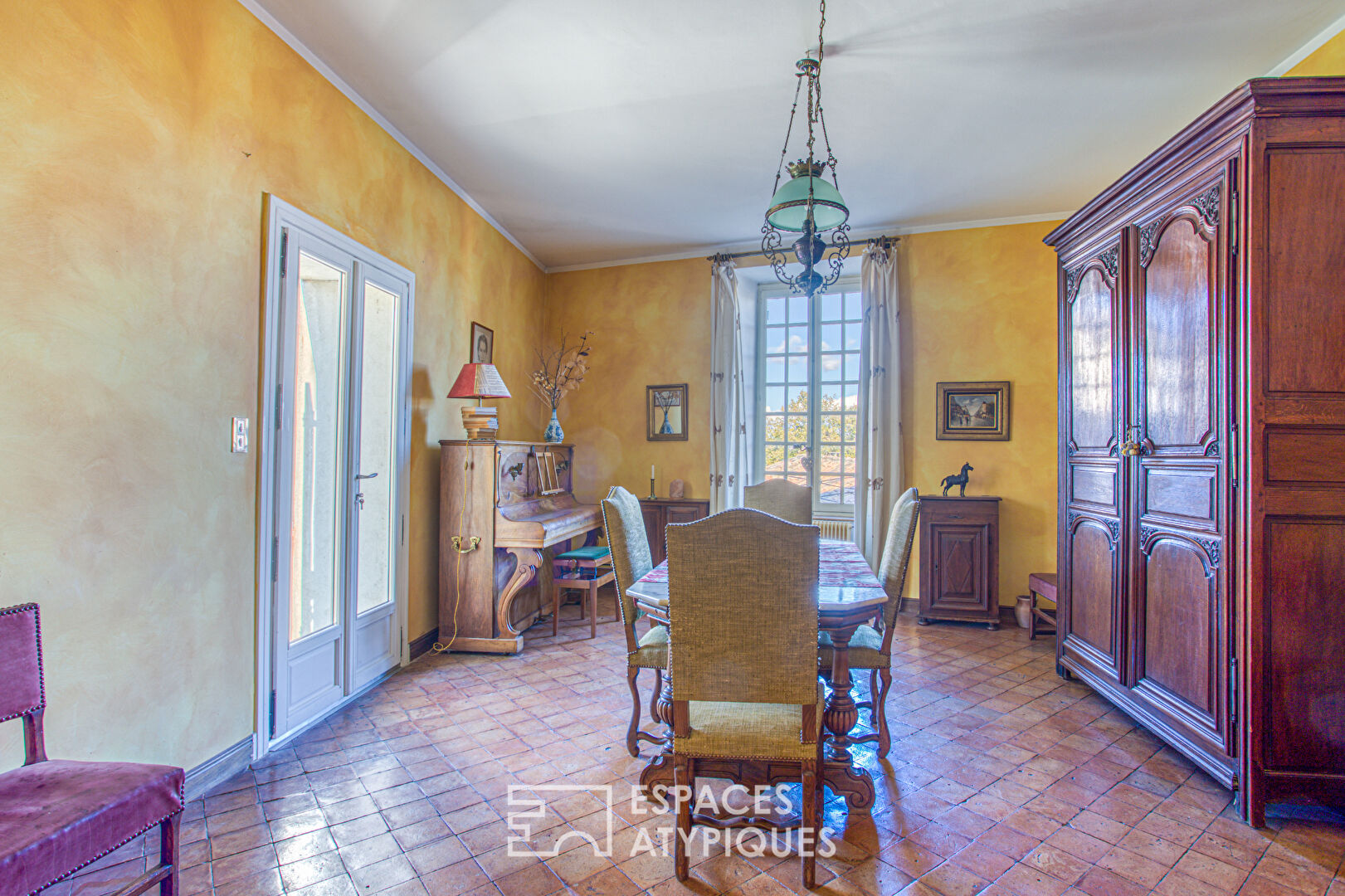 Elégante bastide de village et son jardin caché