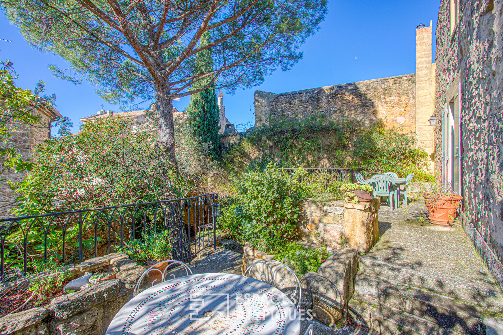 Elégante bastide de village et son jardin caché