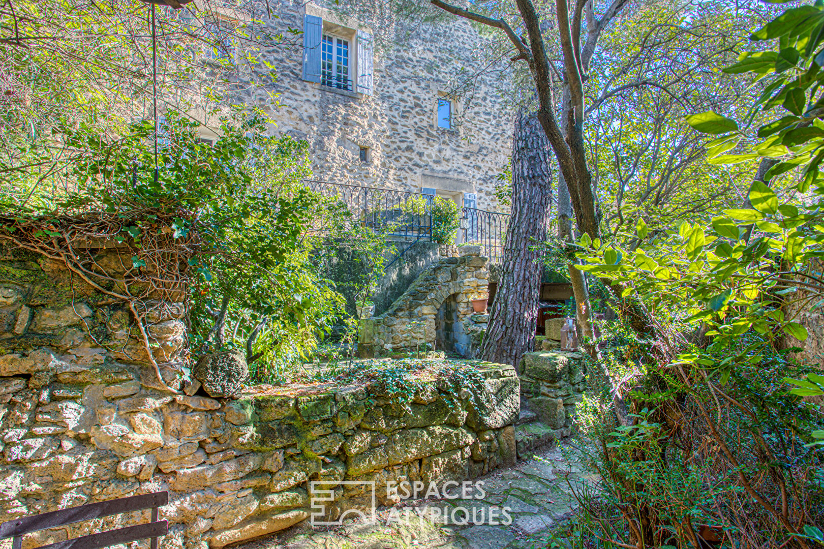 Elégante bastide de village et son jardin caché