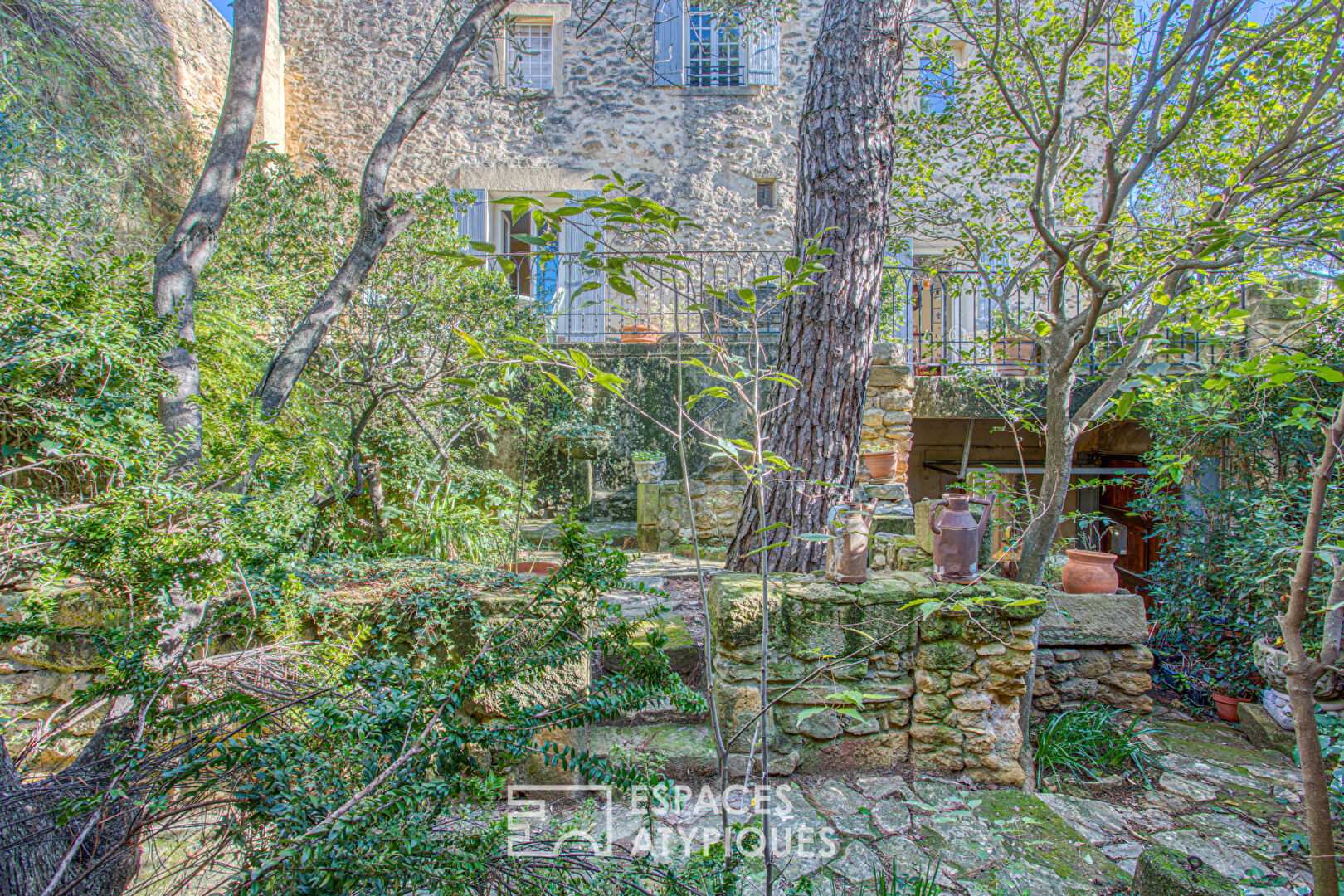 Elégante bastide de village et son jardin caché