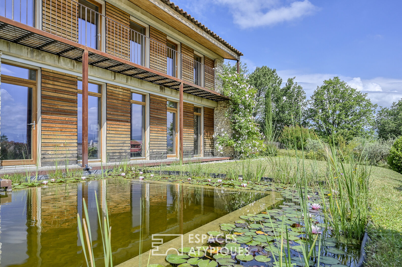 Exceptionnelle maison bioclimatique à la vue panoramique, avec bassin de nage