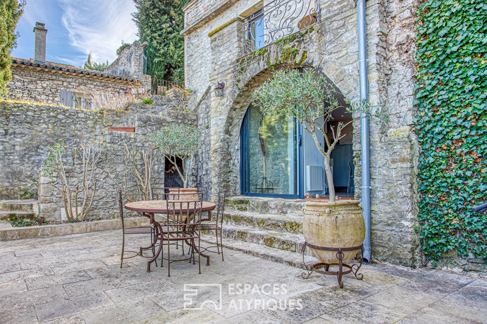 Stone house with panoramic view, charming setting in the heart of Vaison-la-Romaine