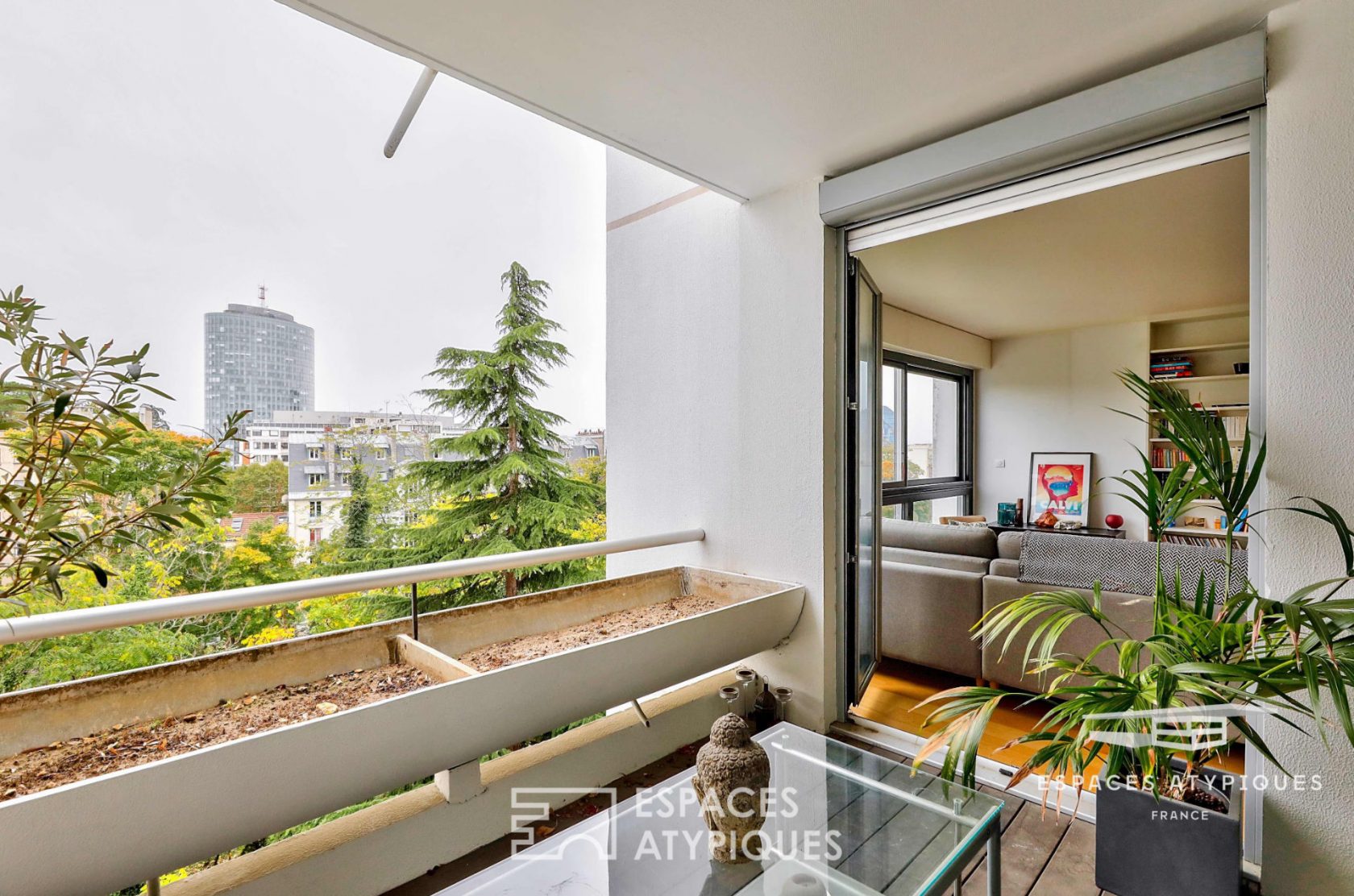 Contemporary apartment with panoramic views
