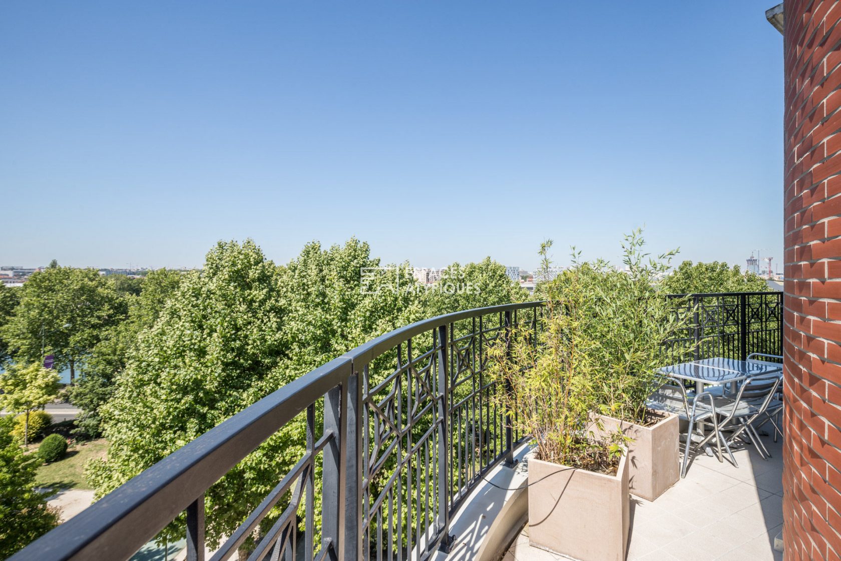 Duplex with open view of the Seine