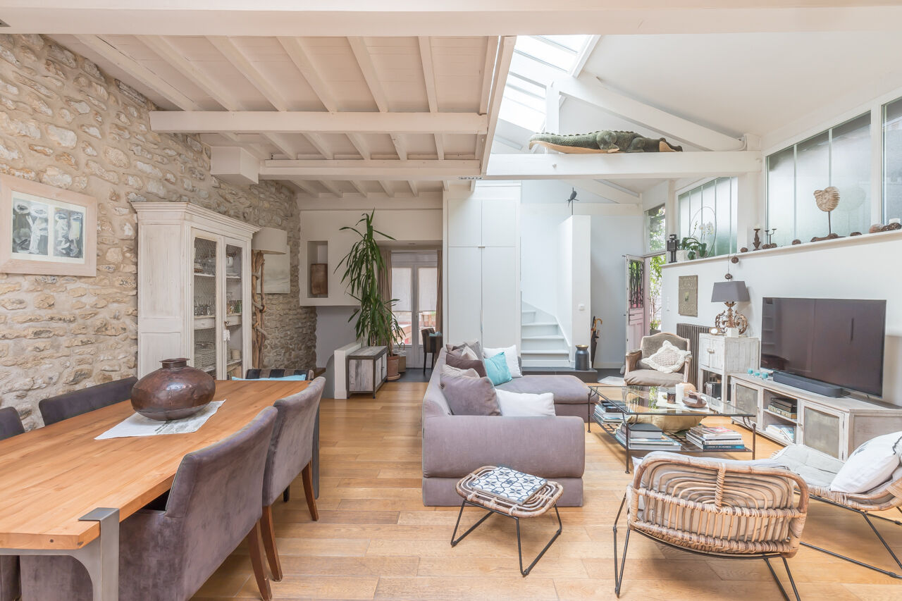 Former painting workshop transformed into a loft with patio and terrace