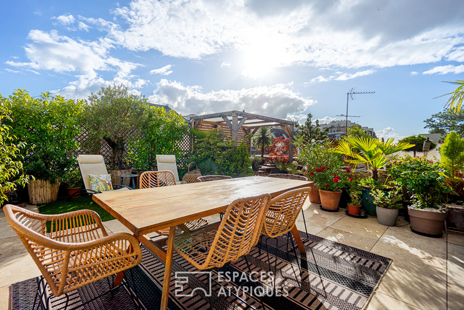 Contemporary top floor with panoramic terrace