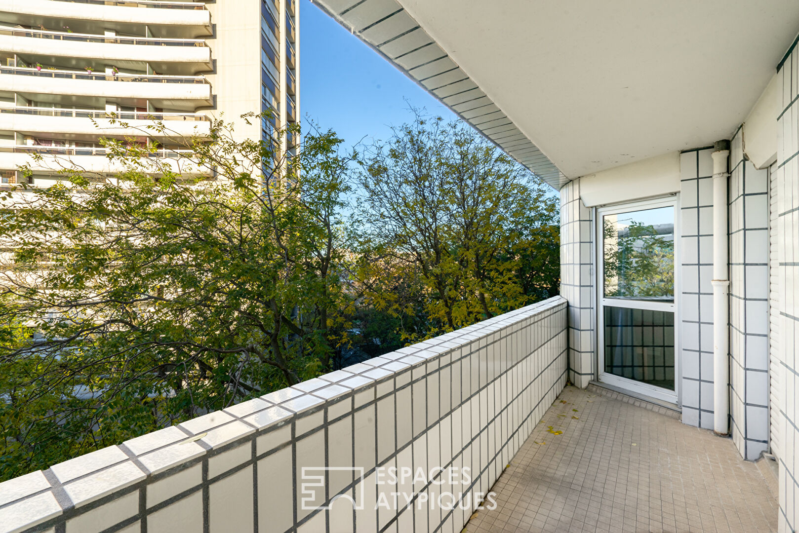 Appartement rénové en étage élevé avec balcon à proximité de la Seine