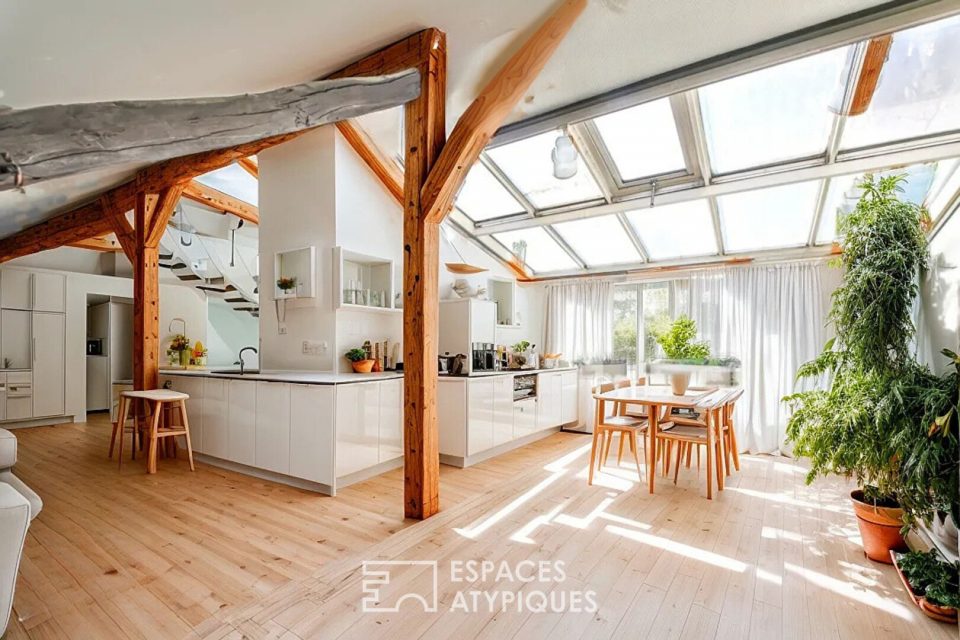 Appartement esprit loft sous les toits avec verrière et cheminée