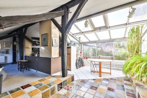 Appartement esprit loft sous les toits avec verrière et cheminée