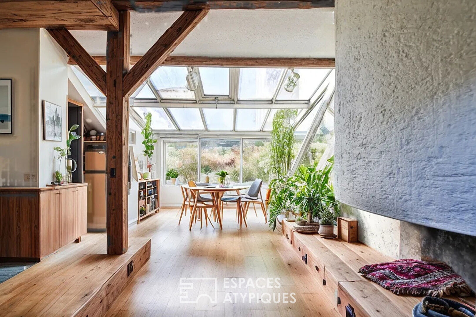 Appartement esprit loft sous les toits avec verrière et cheminée