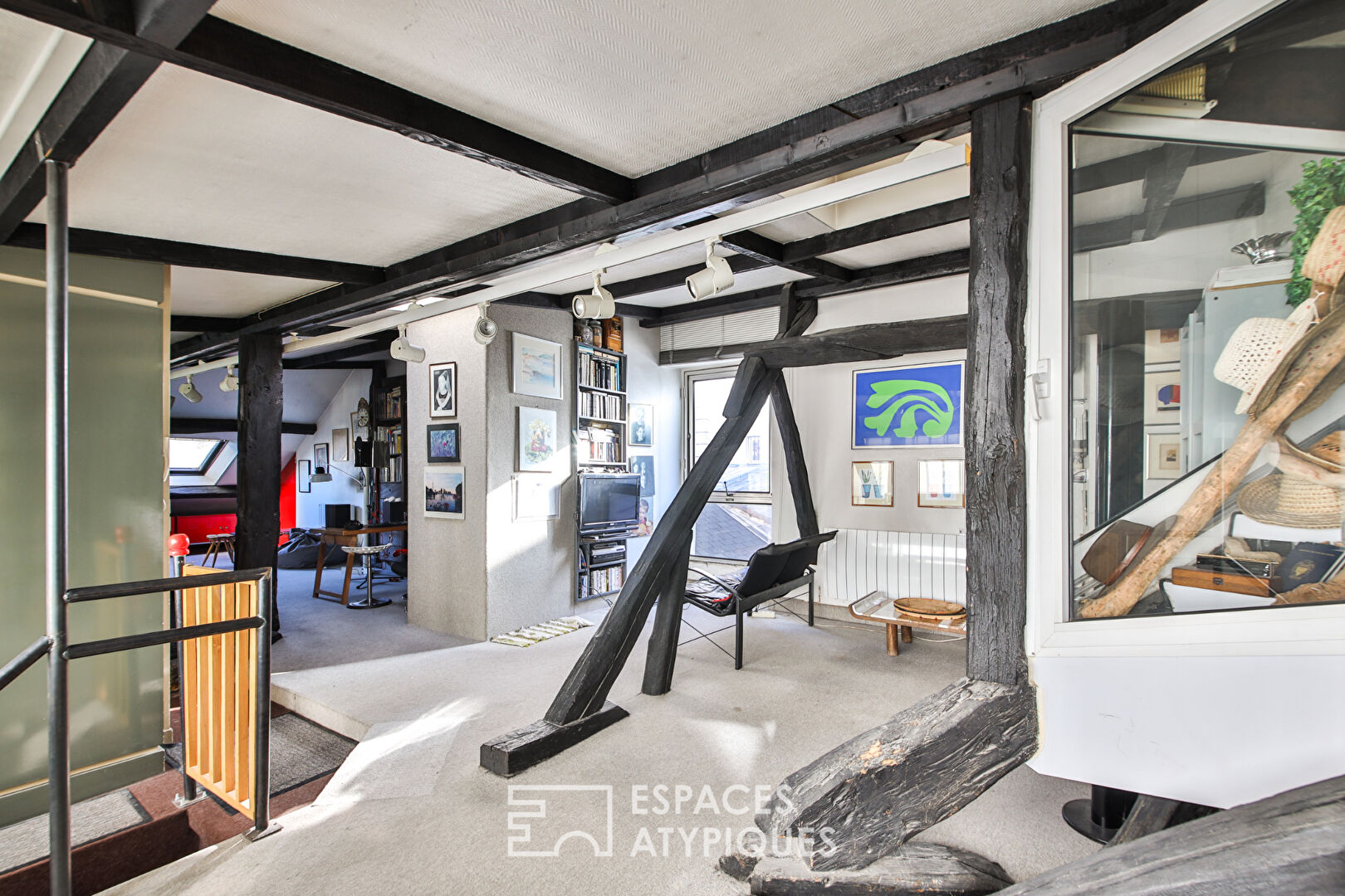 Appartement esprit loft sous les toits avec verrière et cheminée