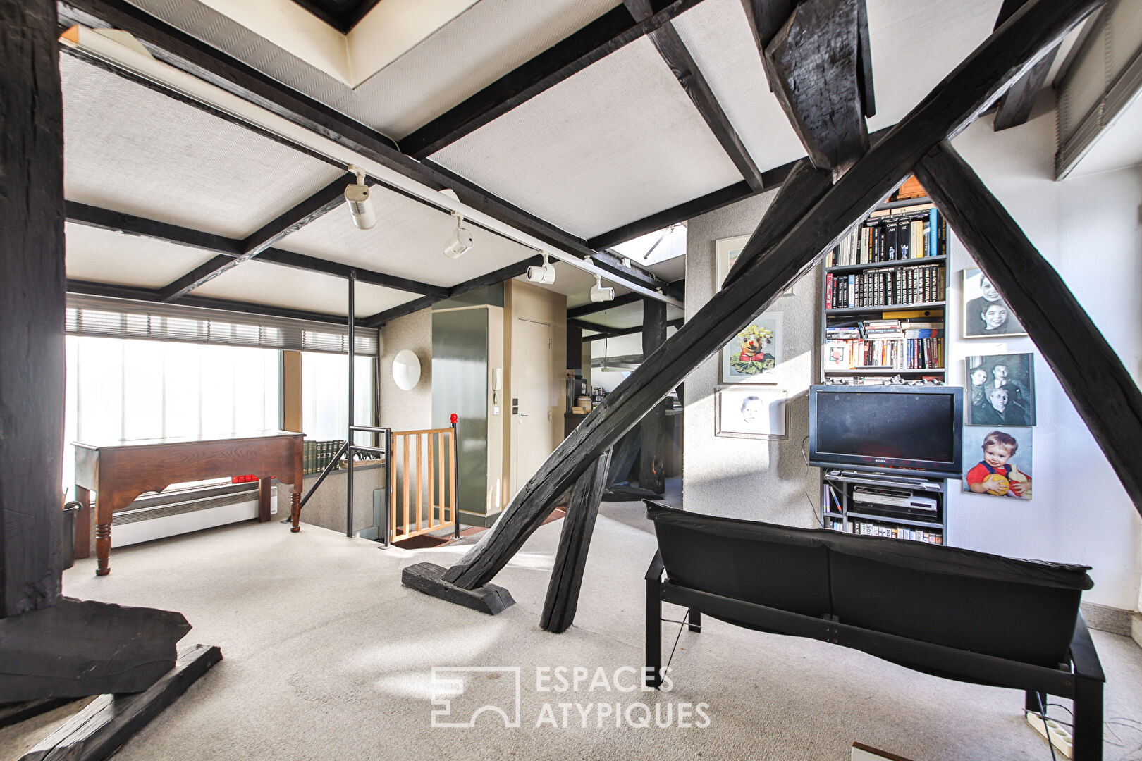 Appartement esprit loft sous les toits avec verrière et cheminée