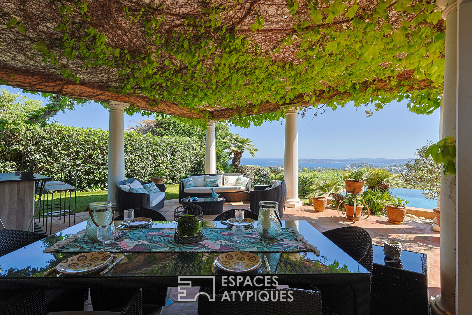 Villa néo-provençale avec piscine à débordement vue mer