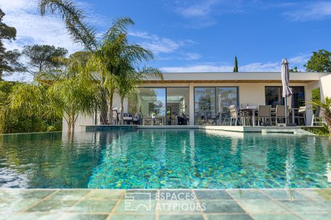 Contemporary single-storey villa with mirror pool