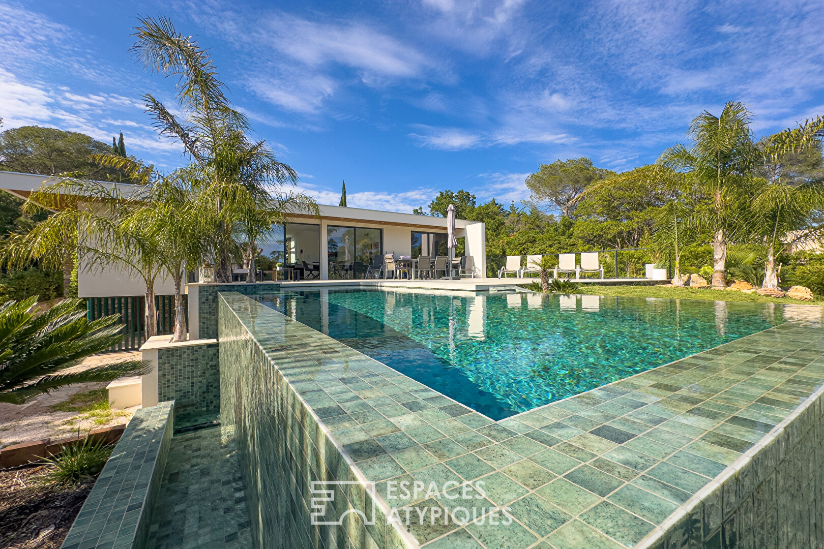 Contemporary single-storey villa with mirror pool